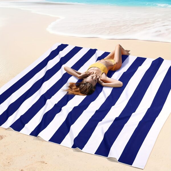 Drap de plage à Motif Damier et Rayures Bleu Marine – Image 2