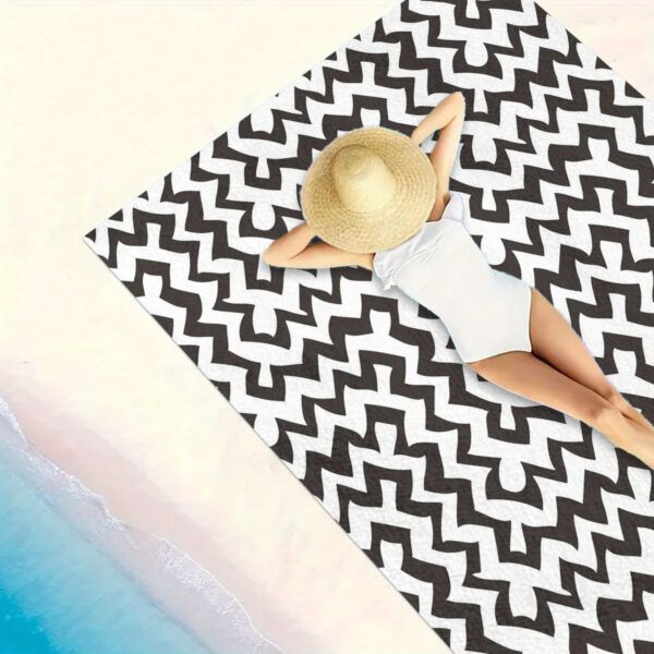Drap de plage Motif Géométrique Noir et Blanc Abstrait* – Image 2