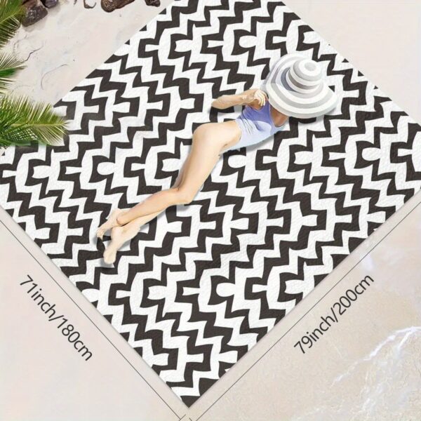 Drap de plage Motif Géométrique Noir et Blanc Abstrait* – Image 4