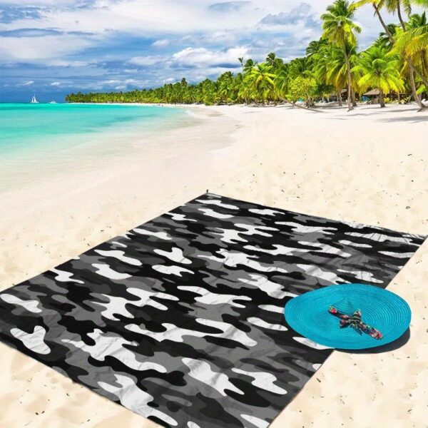 Serviette de Plage à camo Noir et Blanc – Image 2
